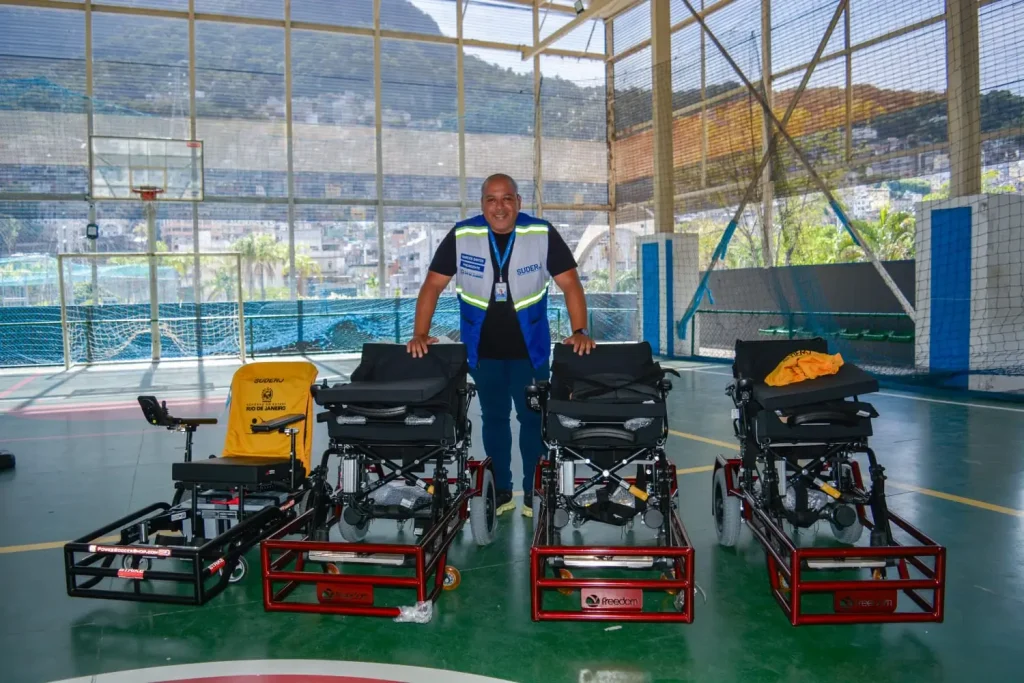 Funcionário da Suderj com Cadeiras para atletas paraolímpicos
