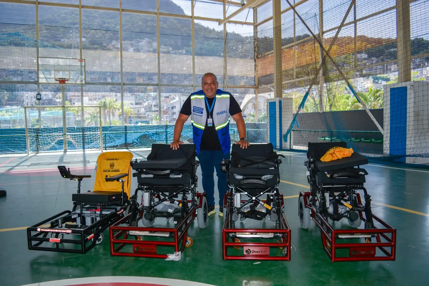 Funcionário da Suderj com Cadeiras para atletas paraolímpicos