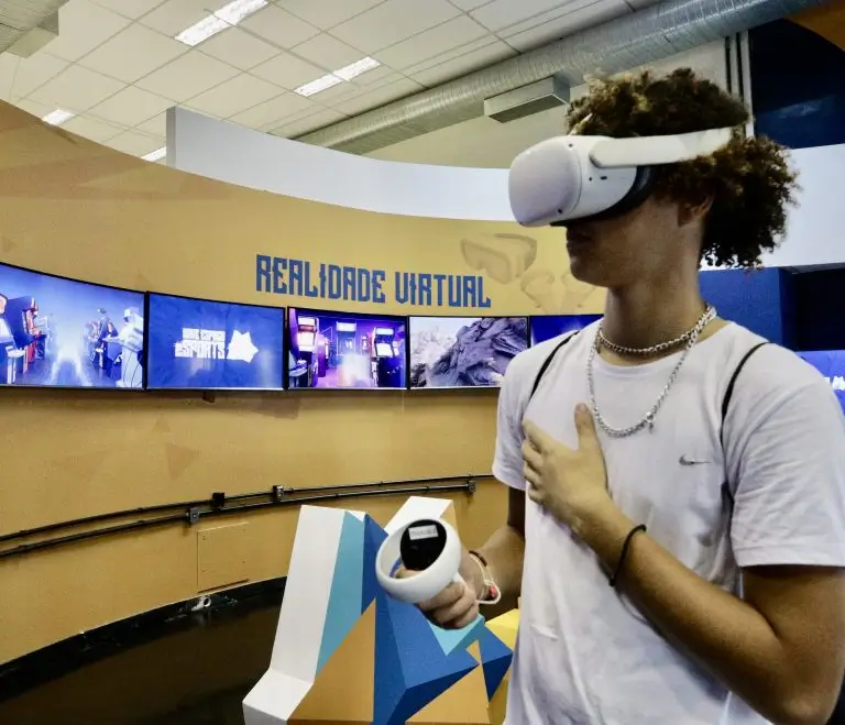 Garoto usando óculos de realidade virtual