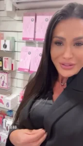 Gracyanne Barbosa visita sex shop
