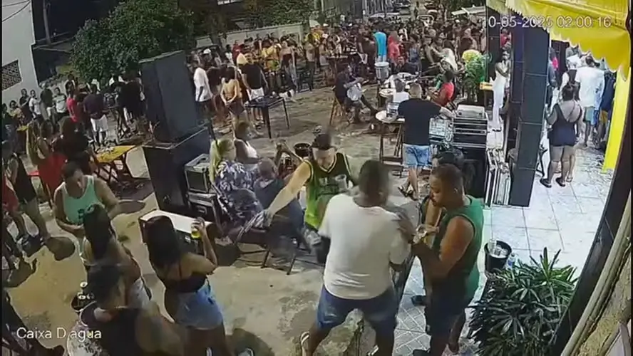 Homem atira contra vítima após briga em bar lotado