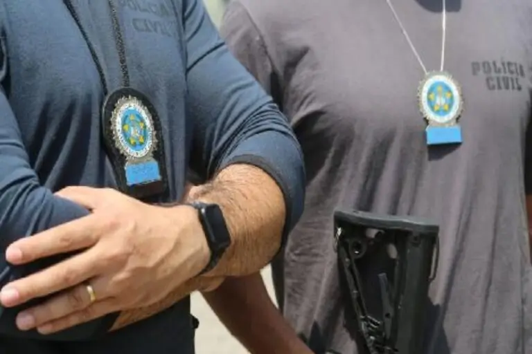 Polícias de braços Cruzados
