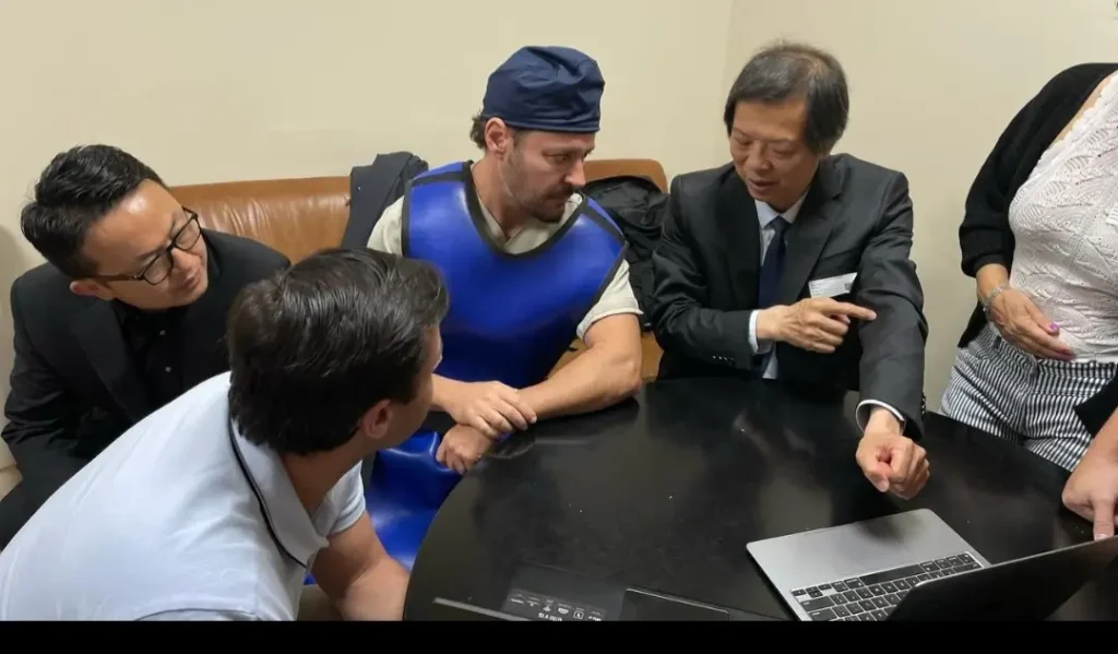 cirurgião chinês Dr. Chang Chu e do renomado cirurgião paulista Dr. Álvaro Razuk.