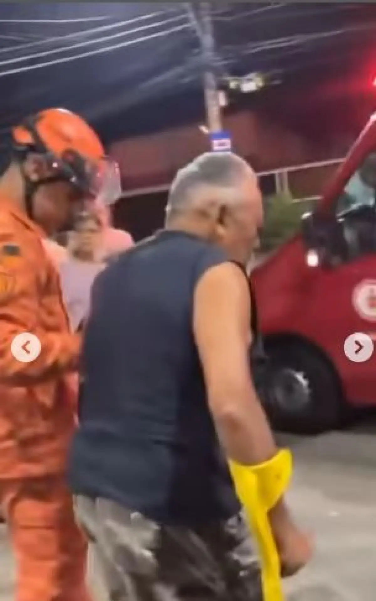 Idoso Agredido sai de muleta com profissionais da defesa civíl