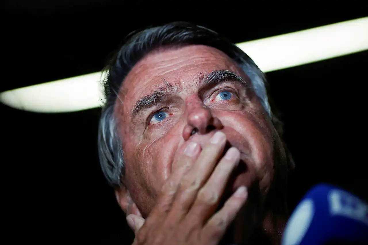 Bolsonaro com a mão no rosto