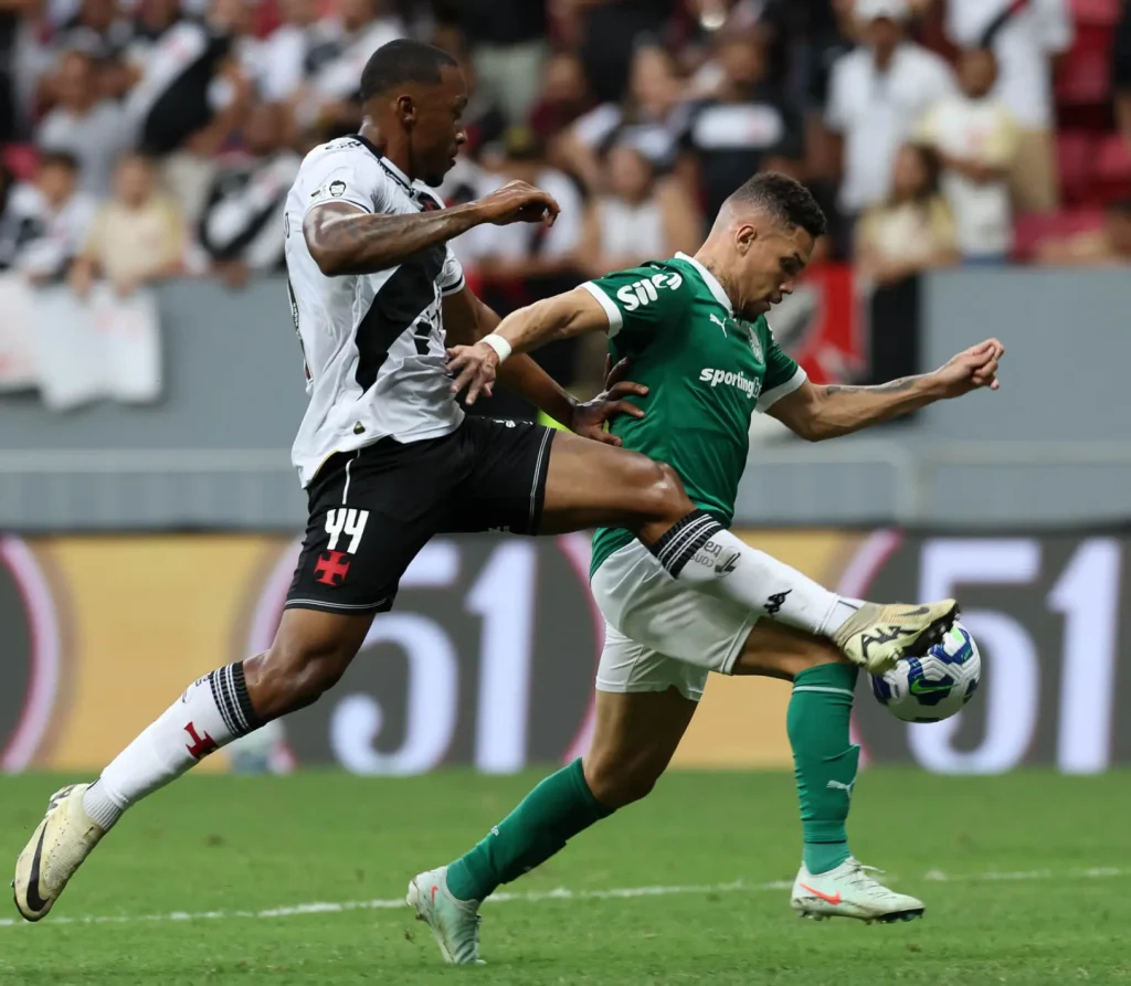 Luiz Gustavo marca marca Paulinho em Vasco x Palmeiras