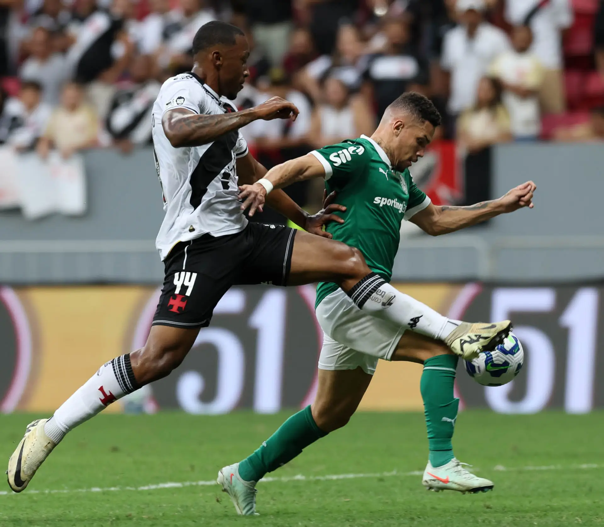 Luiz Gustavo marca marca Paulinho em Vasco x Palmeiras