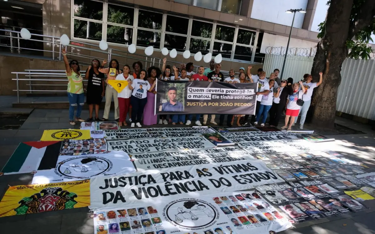 Manifestantes levaram cartazes e faixas antes do julgamento do caso João Pedro