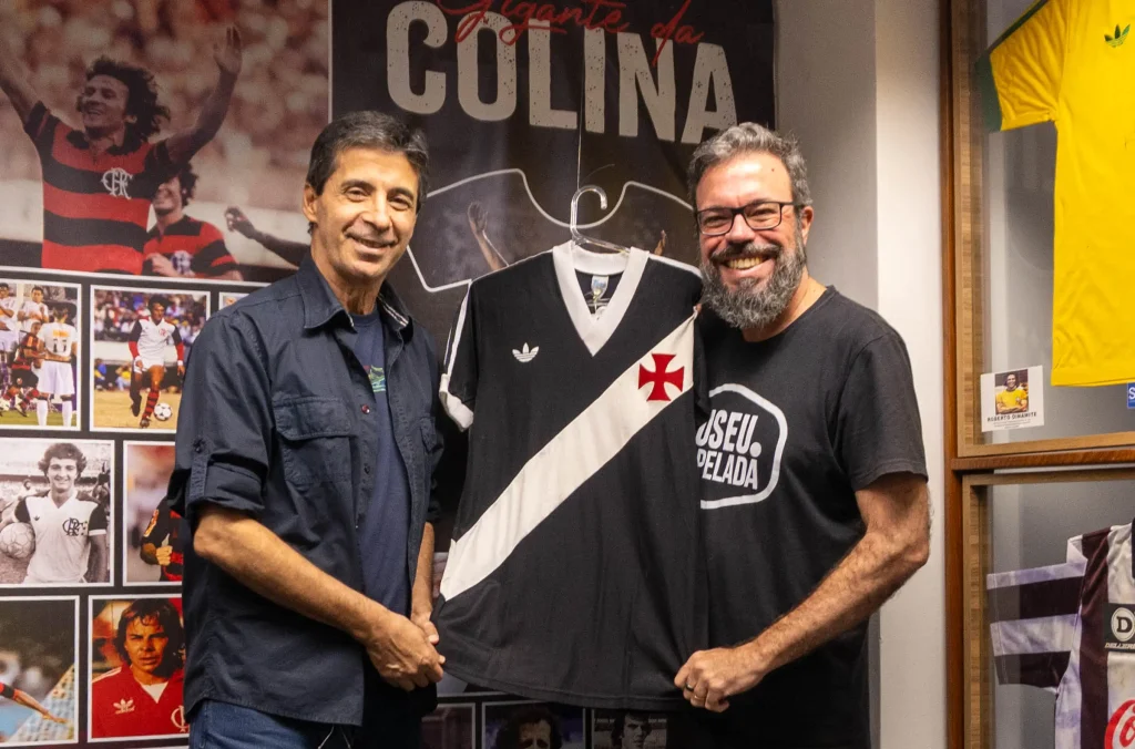 Mauro Galvão visita o Museu da Pelada