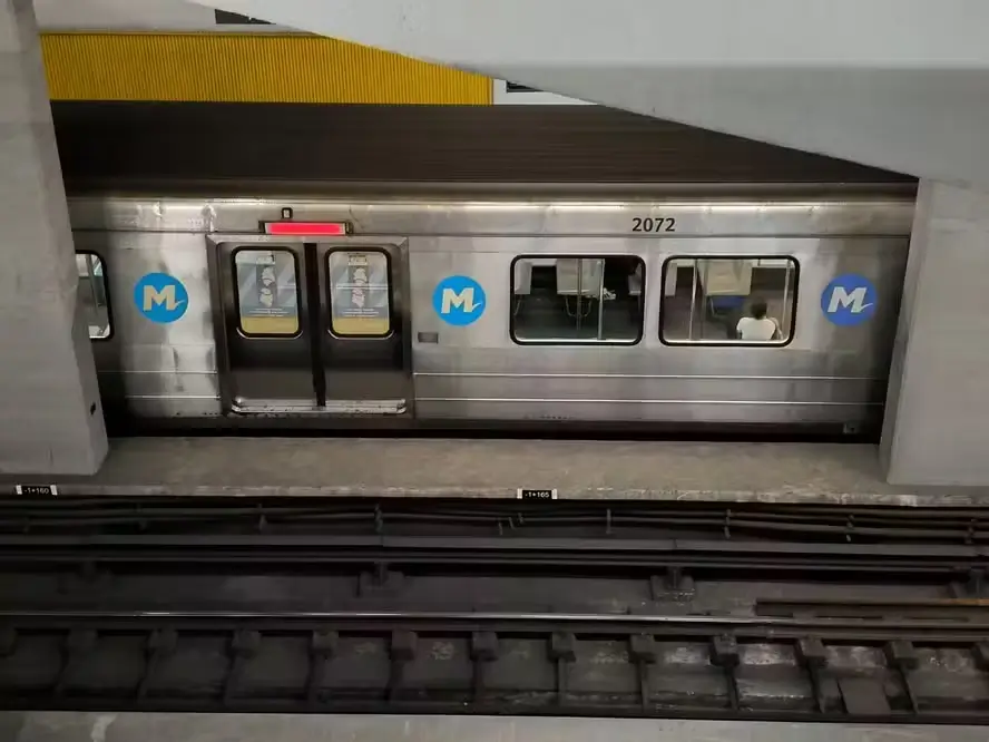 Metrô parado na Linha