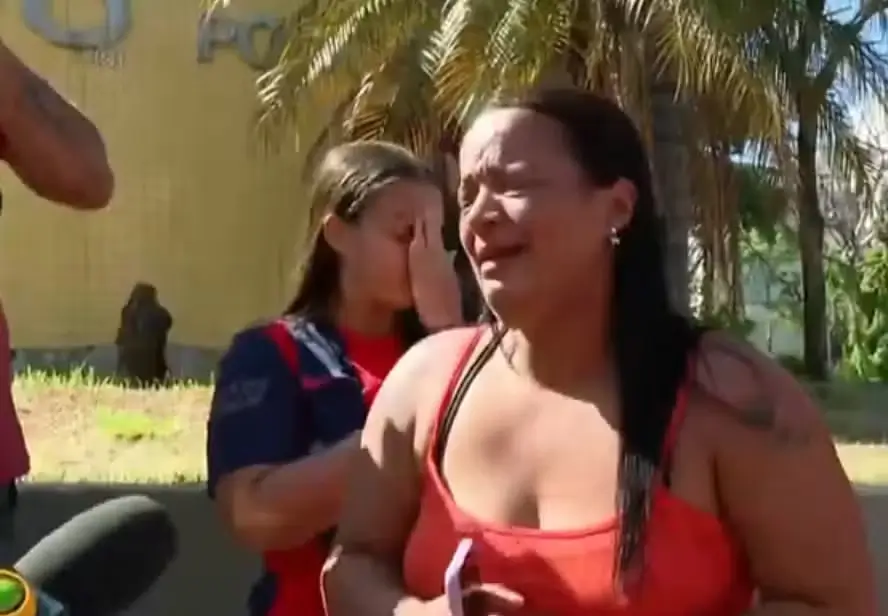 Mulher chora ao ver filho preso