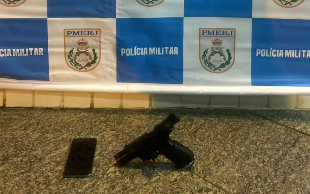 Arma e celular foram aprendidos do bandido