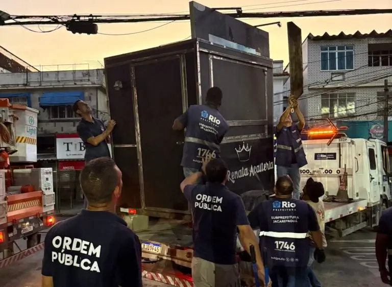 Operação retira estruturas irregulares em Jacarepaguá