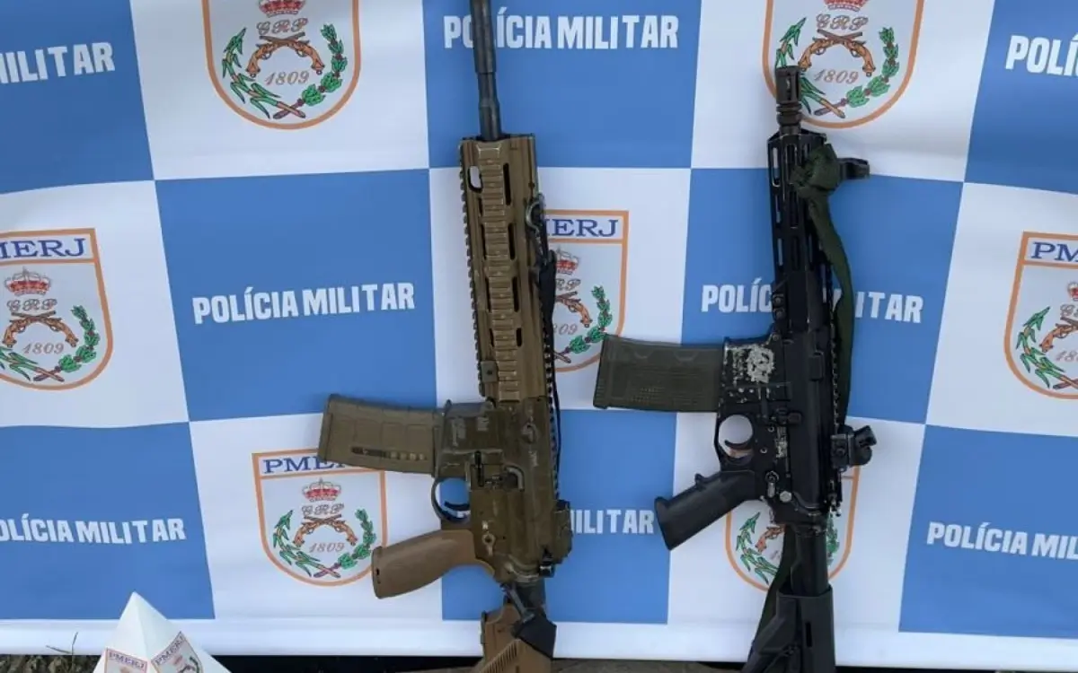 Os dois fuzis apreendidos pelos policiais militares do 24º BPM