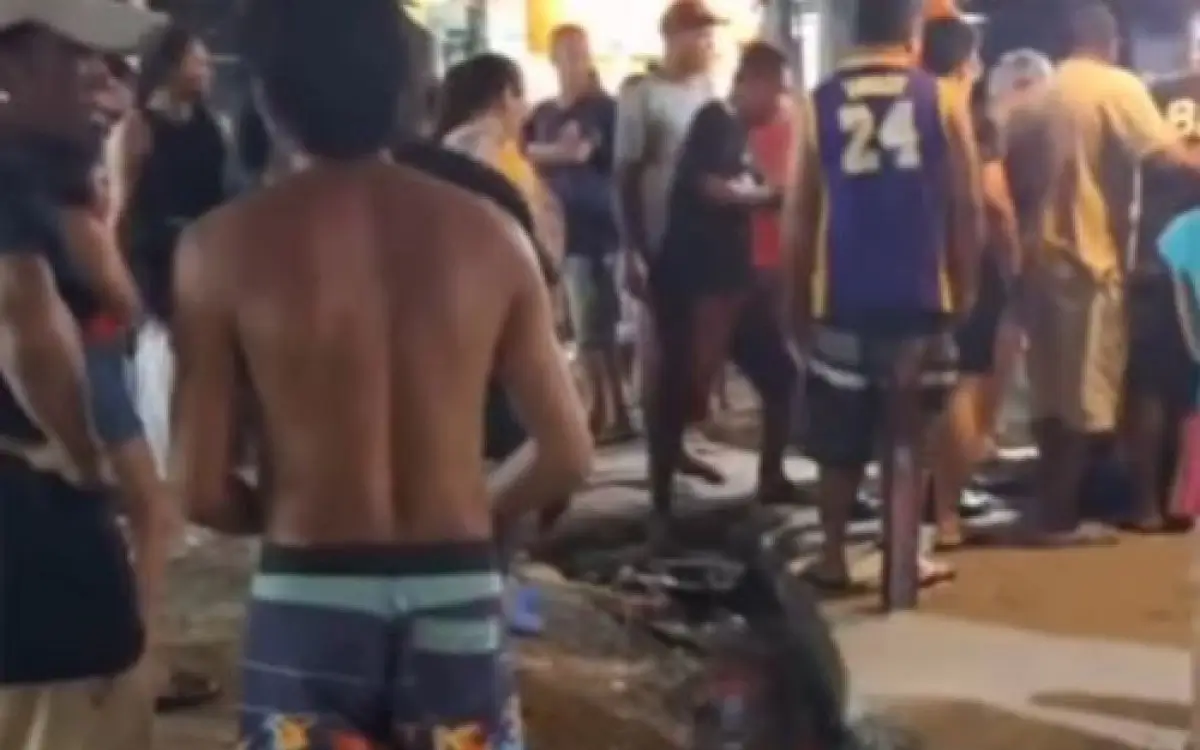 Pedestres circulam em volta do corpo