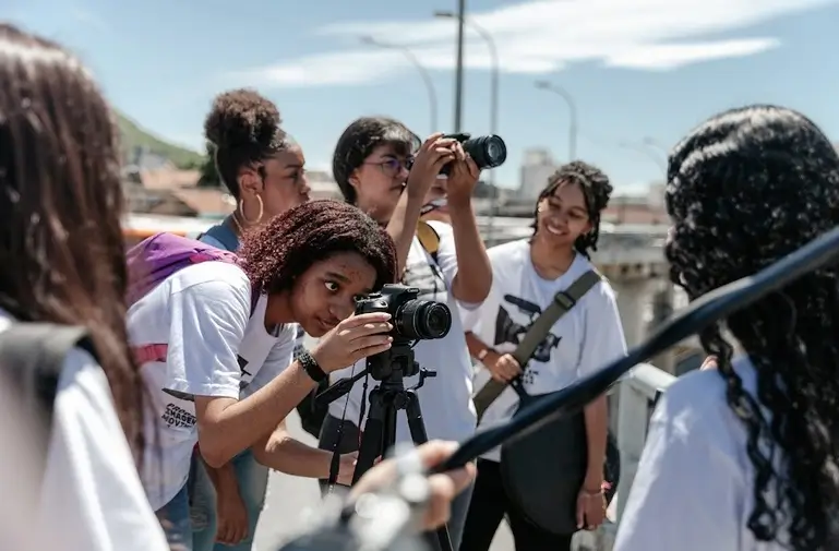 Alunos da Escola Pública com equipamentos de filmagem