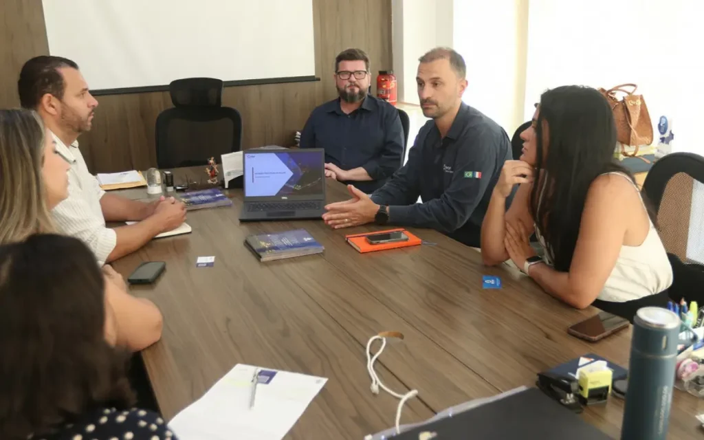 Reunião na sede da Secretaria de Desenvolvimento Econômico de Macaé