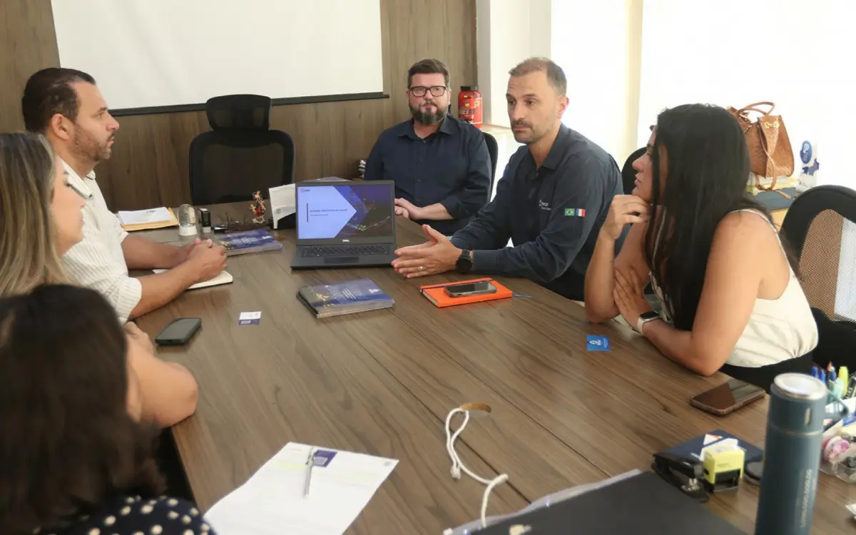 Reunião na sede da Secretaria de Desenvolvimento Econômico de Macaé