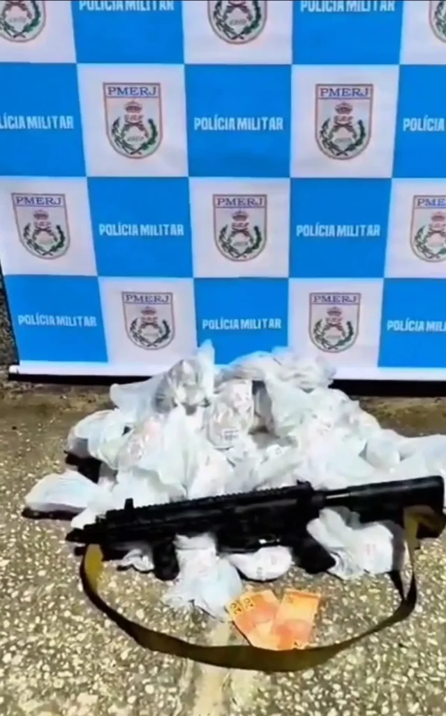 Um fuzil e material entorpecentes apreendidos