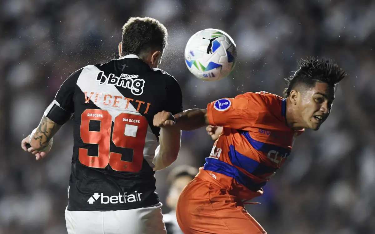 Vegetti cabeceando a bola