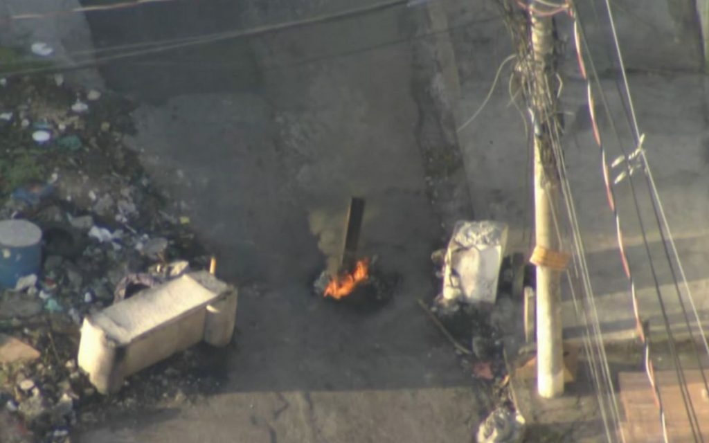 Barricadas incendiadas no complexo do chapadão