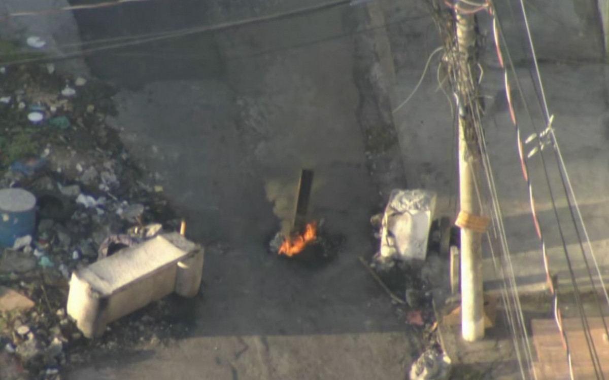 Barricadas incendiadas no complexo do chapadão