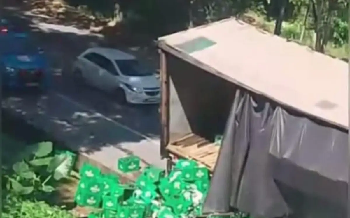 caminhão carregado com carga de cerveja tombou