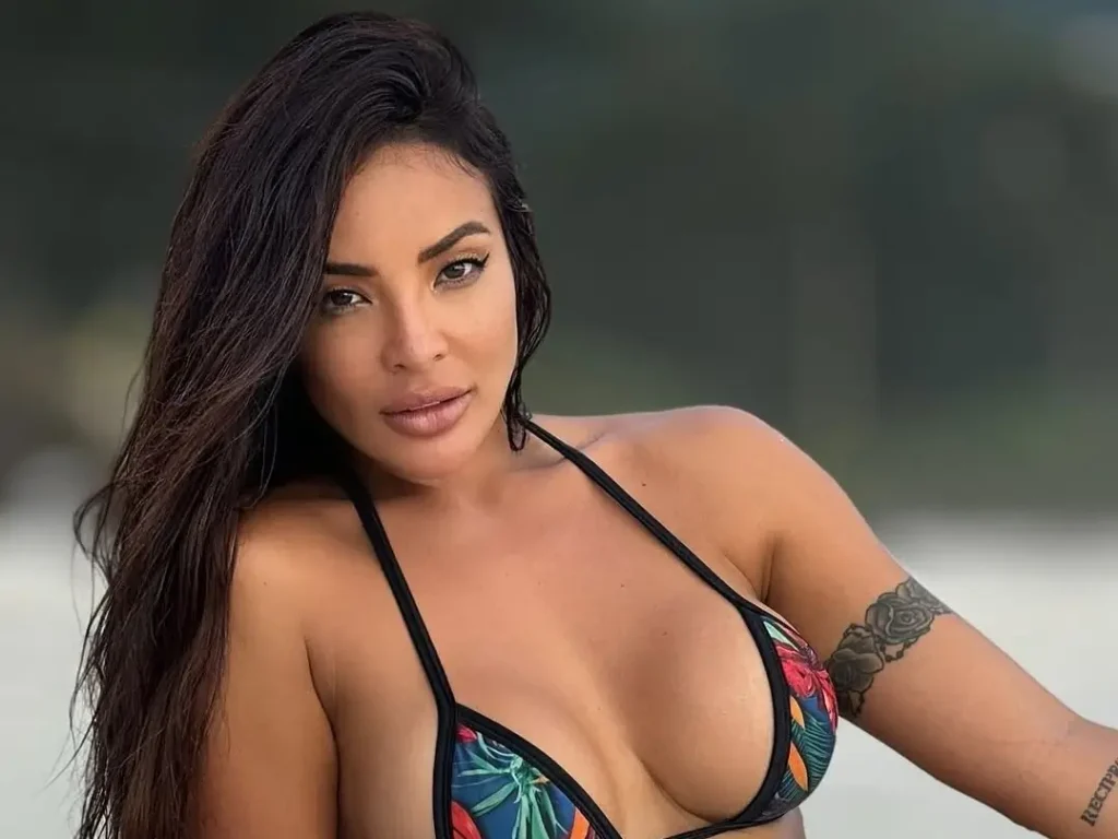 Carol Nakamura de biquíni