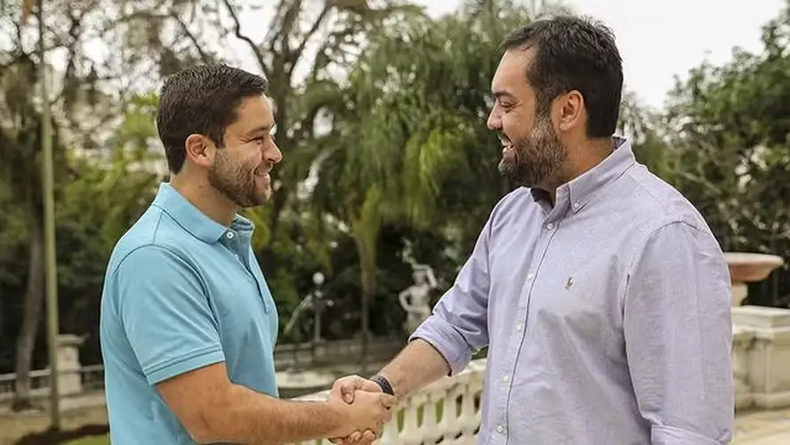 Claudio Castro apertando a mão de Thiago Pampolha