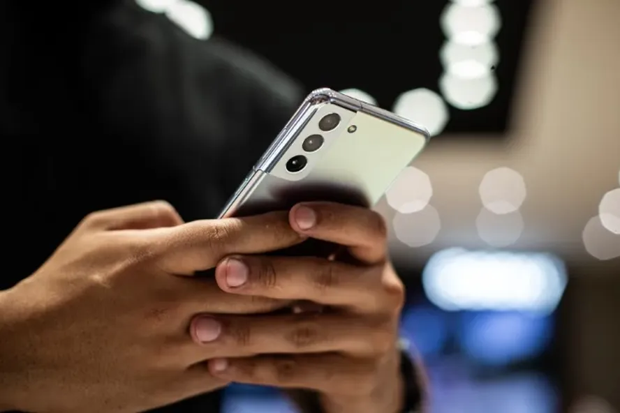 Celular na mão de usuário
