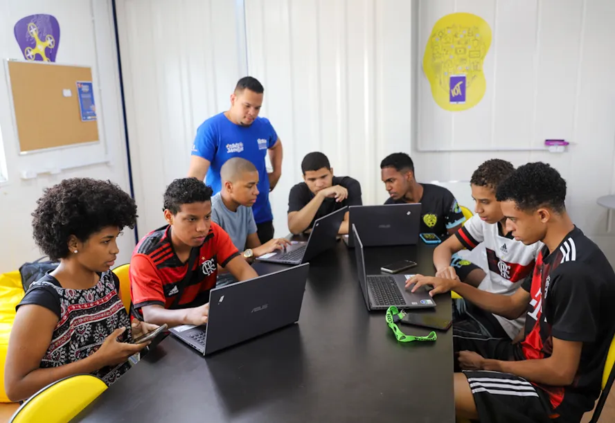 Alunos do Espaço da Juventude da Cidade de Deus