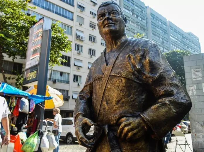 estátua de Carlson Gracie vandalizada