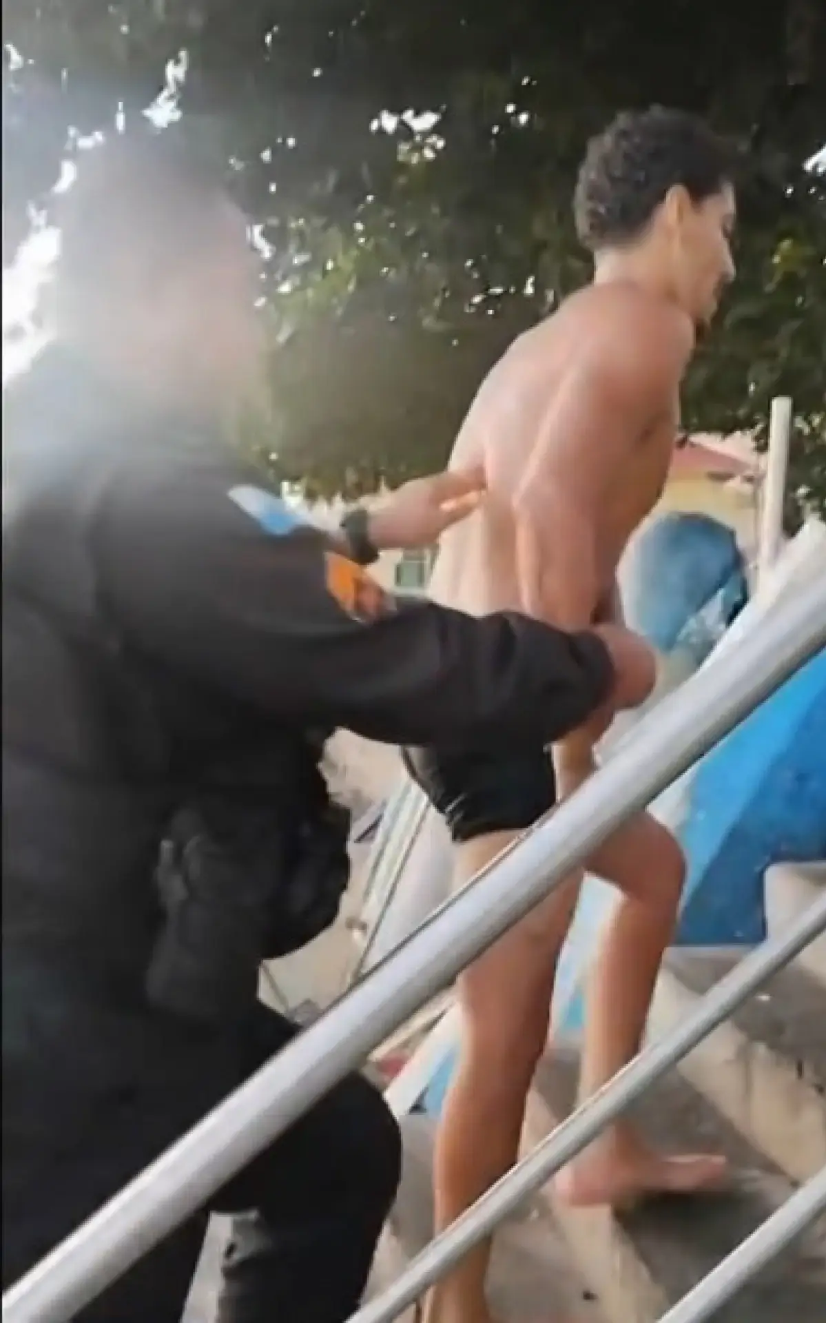 Bandido é conduzido por policiais