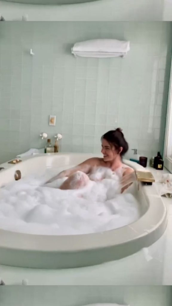 Luma de Oliveira em um Banho de Espuma