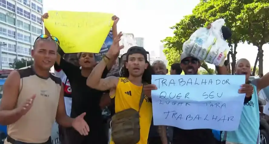 manifestação de camelôs na orla