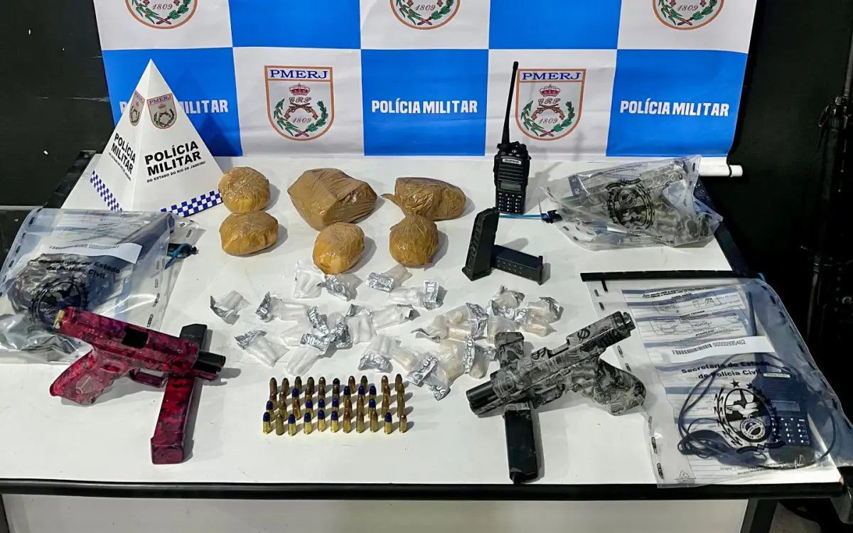 Na ação, foram apreendidos três pistolas, dois rádios transmissores, carregadores, munições e drogas