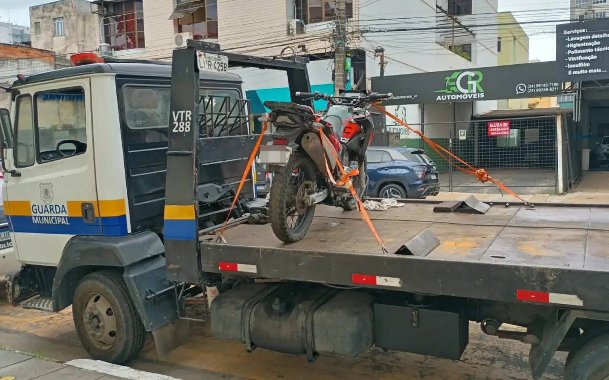 Moto foi rebocada