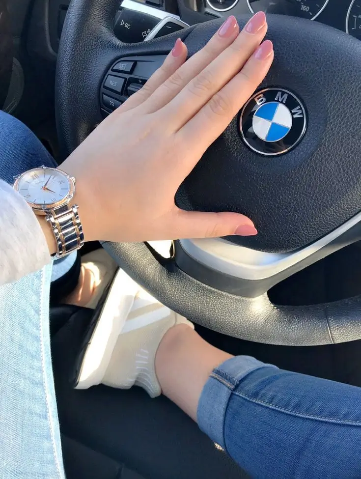 Mão de Mulher no Volante