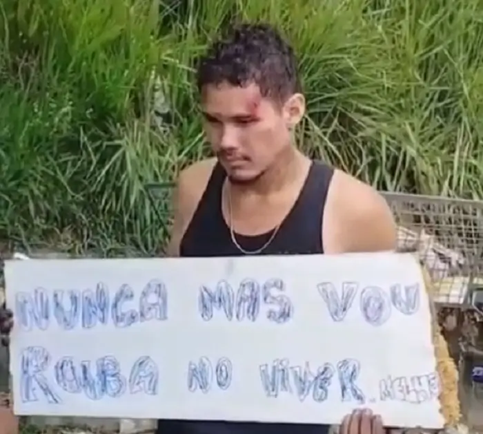 Ladrão é espancado e forçado a desfilar com placa em Manaus