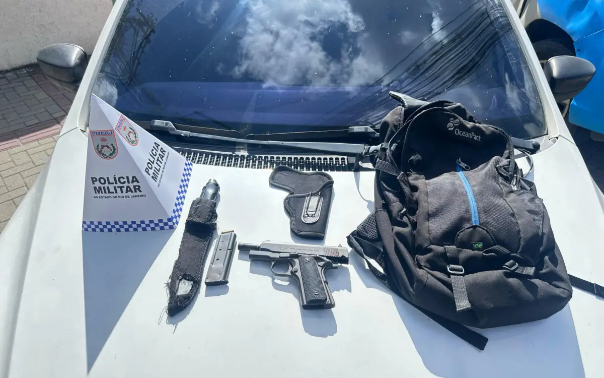 Os policiais apreenderam uma faca e uma pistola com o suspeito