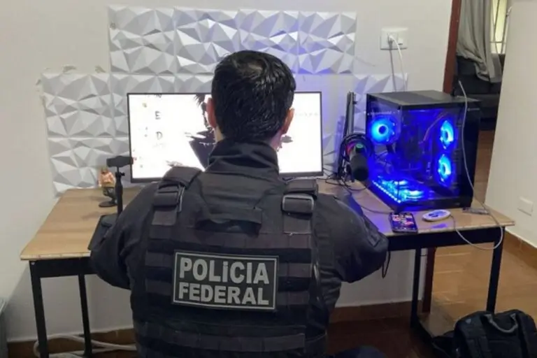 Policiais cumprem mandados de busca e apreensão.