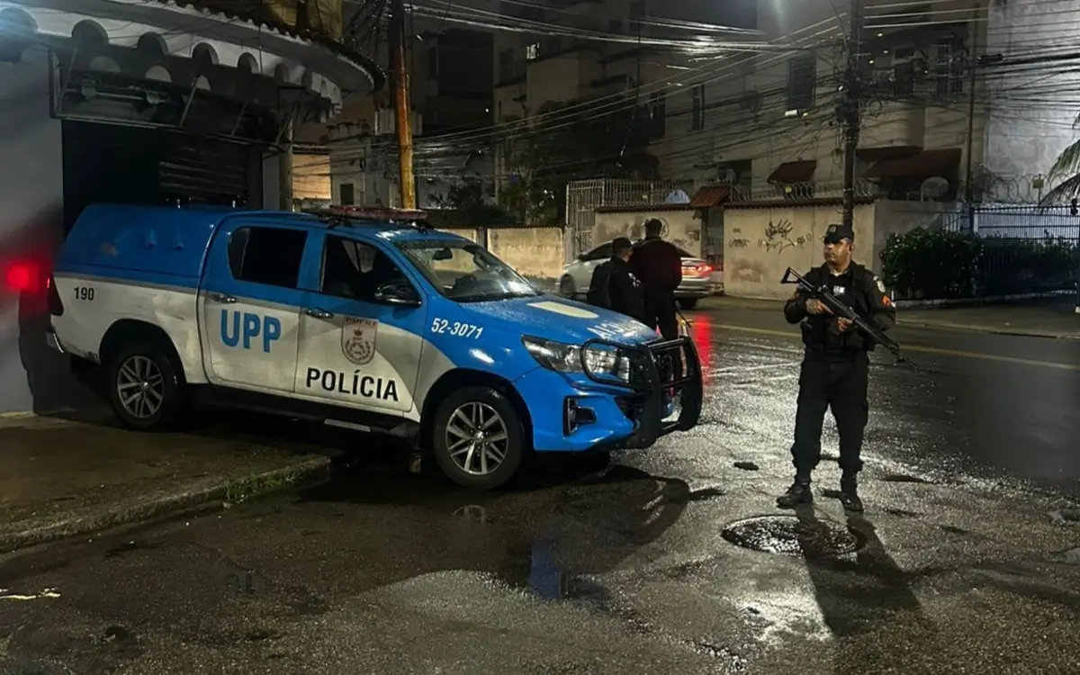 Viatura da Polícia em frente ao Morro dos Macacos