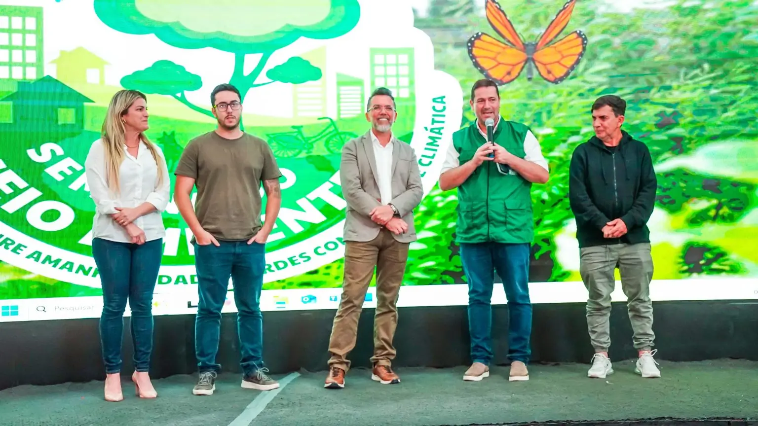 A vice-prefeita Dr. Letícia Costa, ao lado de Leozinho Vieira, Secretário de Urbanismo, Léo Vieira, Prefeito e Doca Brazão, presidente da Câmara dos Vereadores