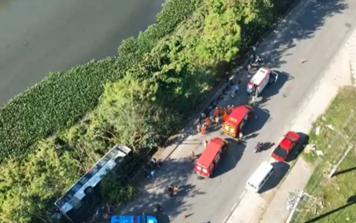 Acidente aconteceu na pista lateral da Avenida Ayrton Senna,