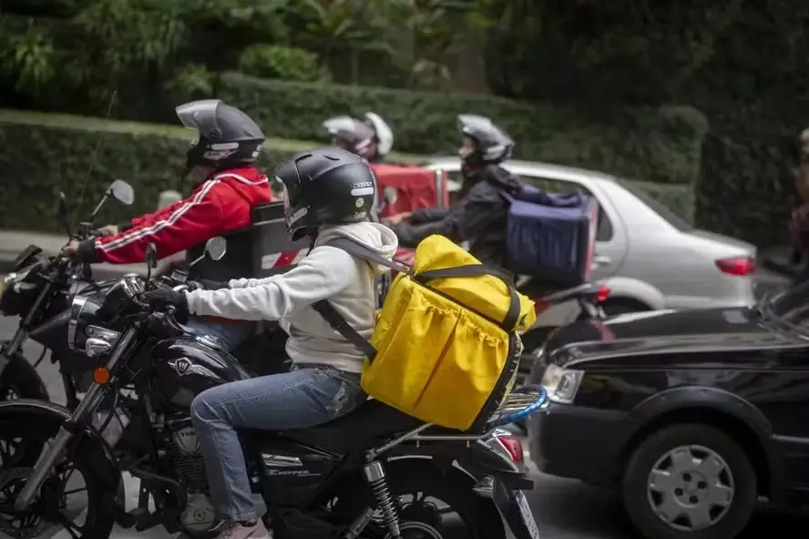 Alerj aprova lei sobre bolsas de entregadores