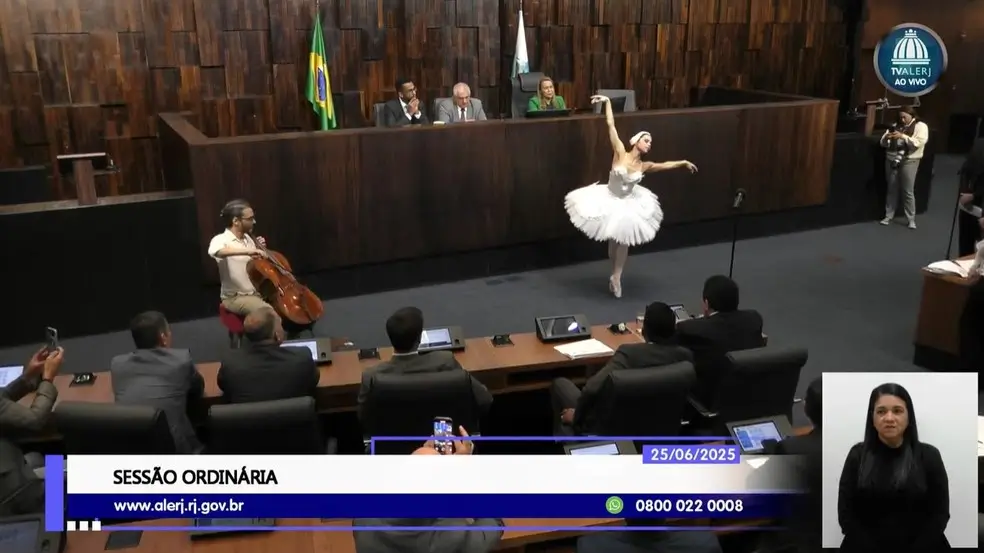 Alerj aprova prorrogação de contratos temporários no Theatro Municipal