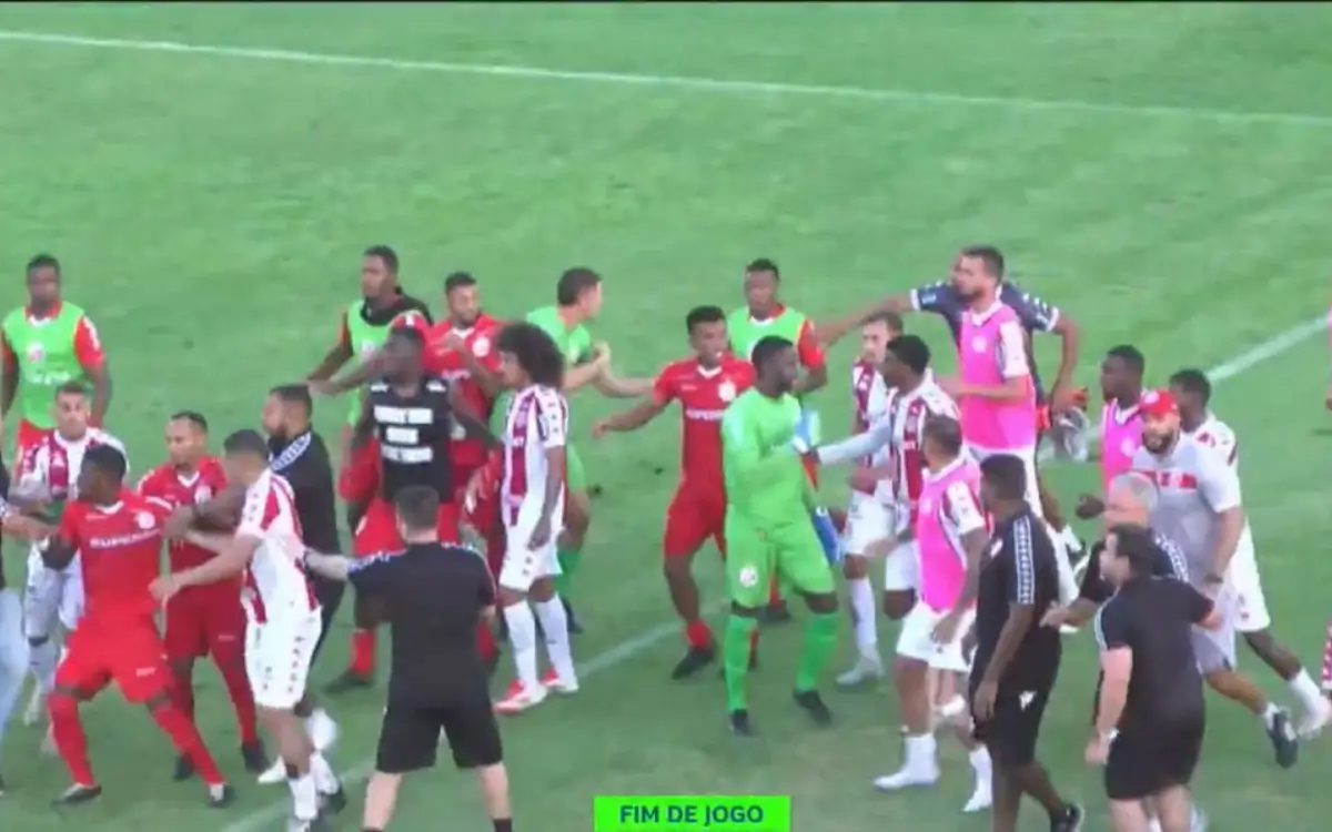 Uma pancadaria entre jogadores marcou o fim do Clássico Bisavô