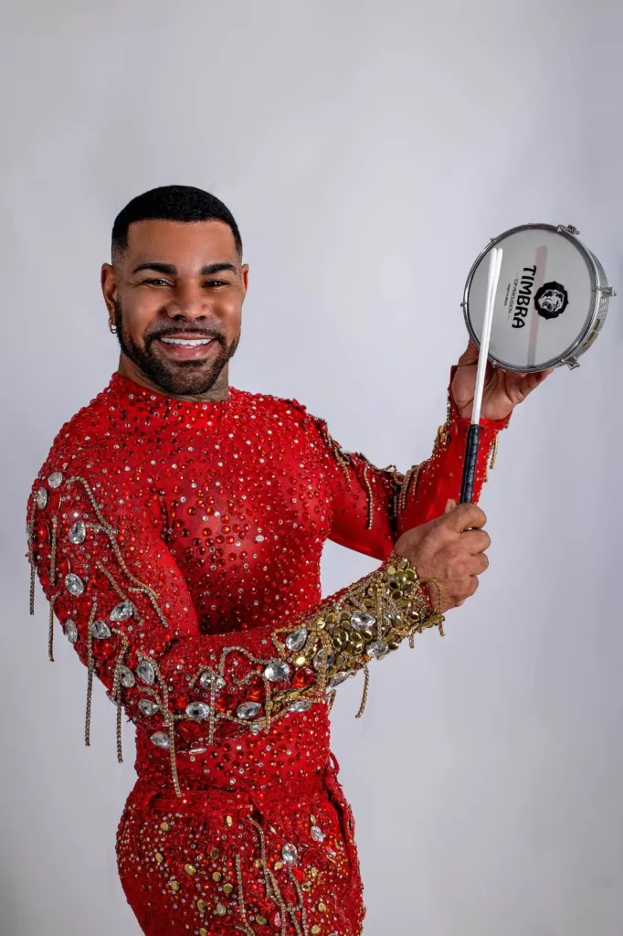 Anderson Reis estreia como rei de bateria da Alegria do Vilar