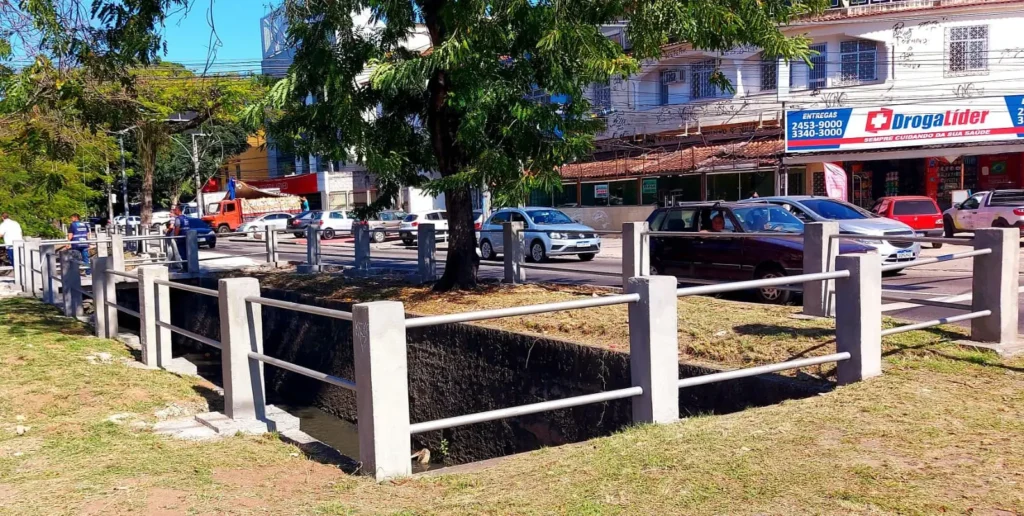 Avenida Jambeiro em Vila Valqueire