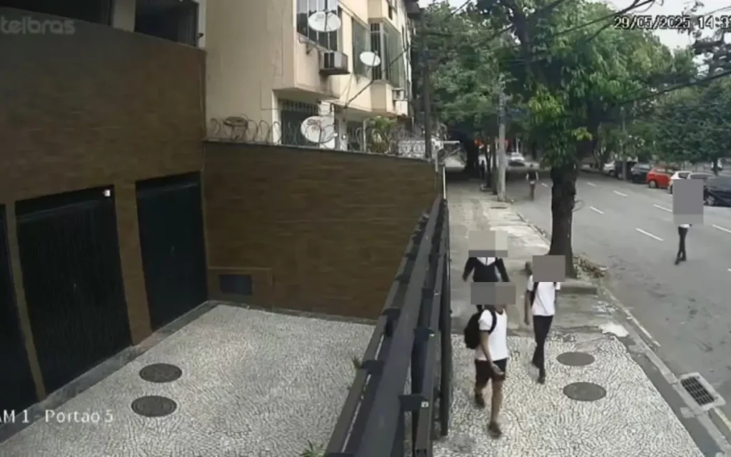 câmera flagra assaltantes com uniforme atacando aluno do CAp-Uerj